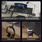 Vue d'ensemble d'un grand bureau gaming noir assis debout à montrant le réglage de hauteur par manivelle, avec des zooms sur le porte-casque et le porte-gobelet intégrés.