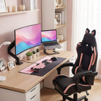 Installation setup gaming complète avec chaise ergonomique design chat rose et noir devant un bureau.