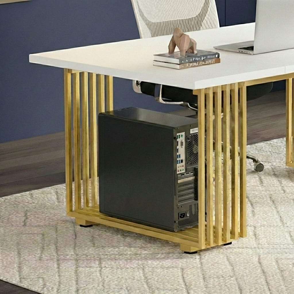 Détail du piètement doré à lamelles avec étagère intégrée supportant une unité centrale d'ordinateur.