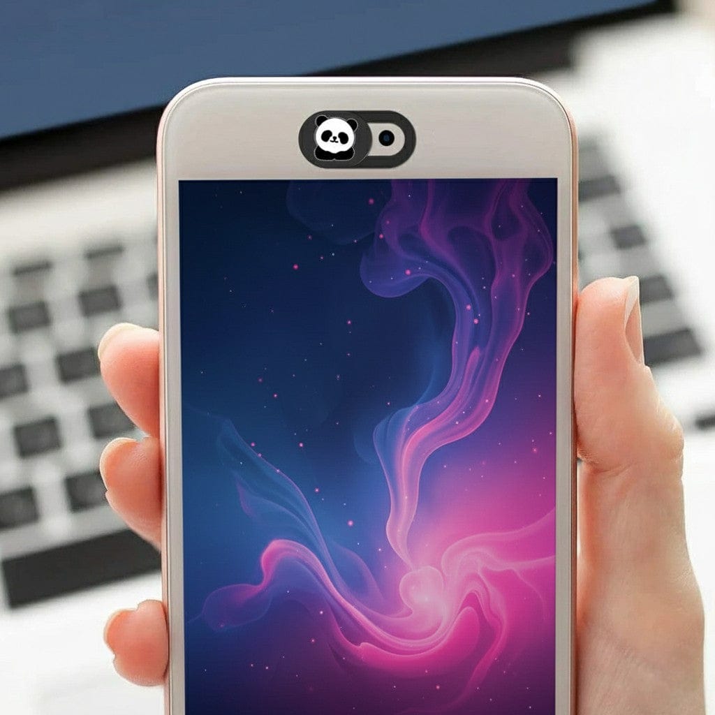 Main tenant un smartphone blanc avec cache webcam coulissant noir fermé sur la caméra frontale affichant un fond d'écran galaxie rose et bleu