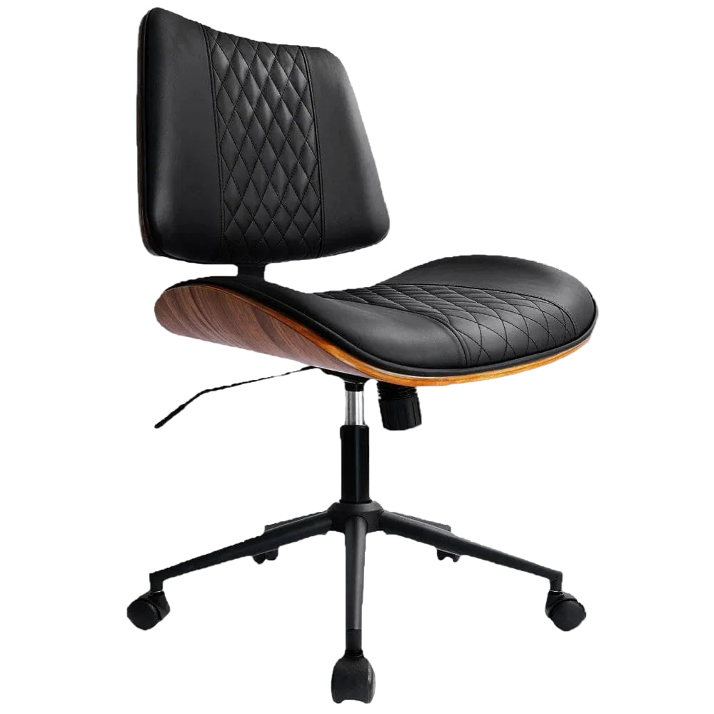 Profil d'une chaise de bureau pivotante en bois de noyer et cuir noir sur fond gris neutre.