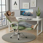 Une personne en position de détente inclinée sur la chaise ergonomique, utilisant le repose-pieds rétractable déployé pour plus de confort.