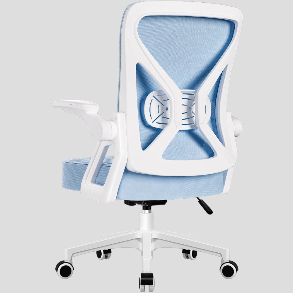 Chaise de bureau ergonomique à dossier haut en maille respirante bleu ciel et structure blanche. Support lombaire réglable, accoudoirs relevables pour bureau compact. Idéale pour le télétravail, le gaming ou l'étude.