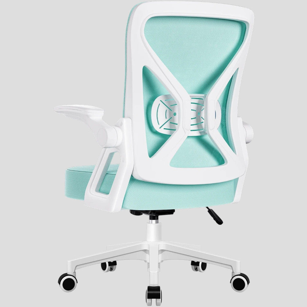 Chaise de bureau ergonomique en mesh couleur menthe et structure blanche. Dossier haut avec support lombaire ajustable et accoudoirs relevables pour gain de place. Roulettes pivotantes pour le télétravail ou le gaming