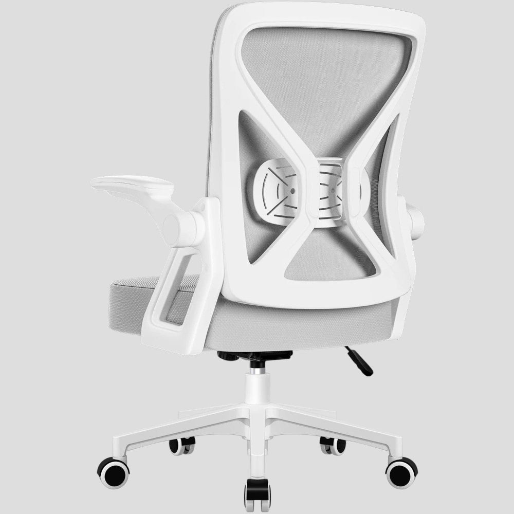 Chaise de bureau ergonomique à dossier haut en maille respirante grise et structure blanche. Support lombaire réglable, accoudoirs escamotables pour optimisation de l'espace. Siège pivotant et confortable pour le travail ou le jeu.