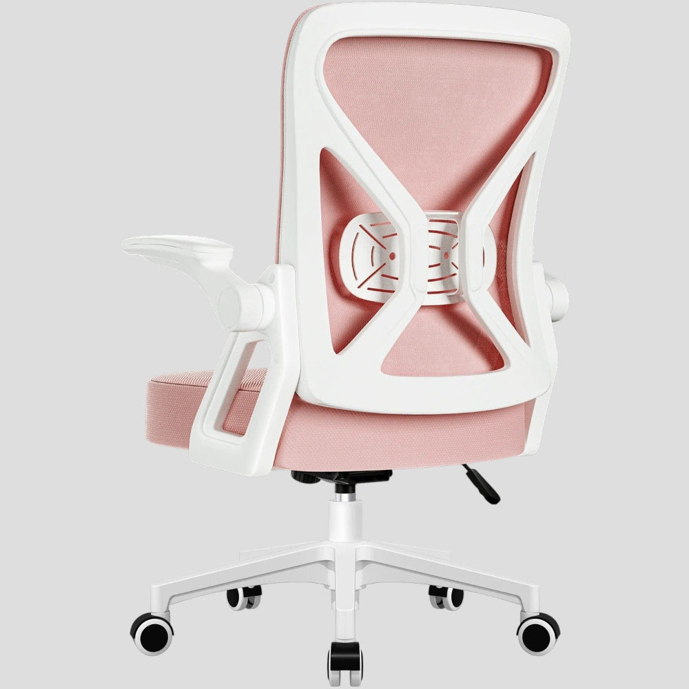 Chaise de bureau ergonomique moderne couleur rose poudré et blanc, idéale pour le télétravail ou une chambre d'étudiant. Dossier en mesh avec support lombaire ajustable et accoudoirs relevables pour ranger sous le bureau.