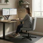 Chaise de bureau Flexi-Zen grise utilisée avec un repose-pieds ergonomique pour un confort XL.