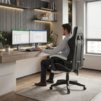 Homme travaillant devant un double écran assis dans une chaise gaming ergonomique favorisant une bonne posture.