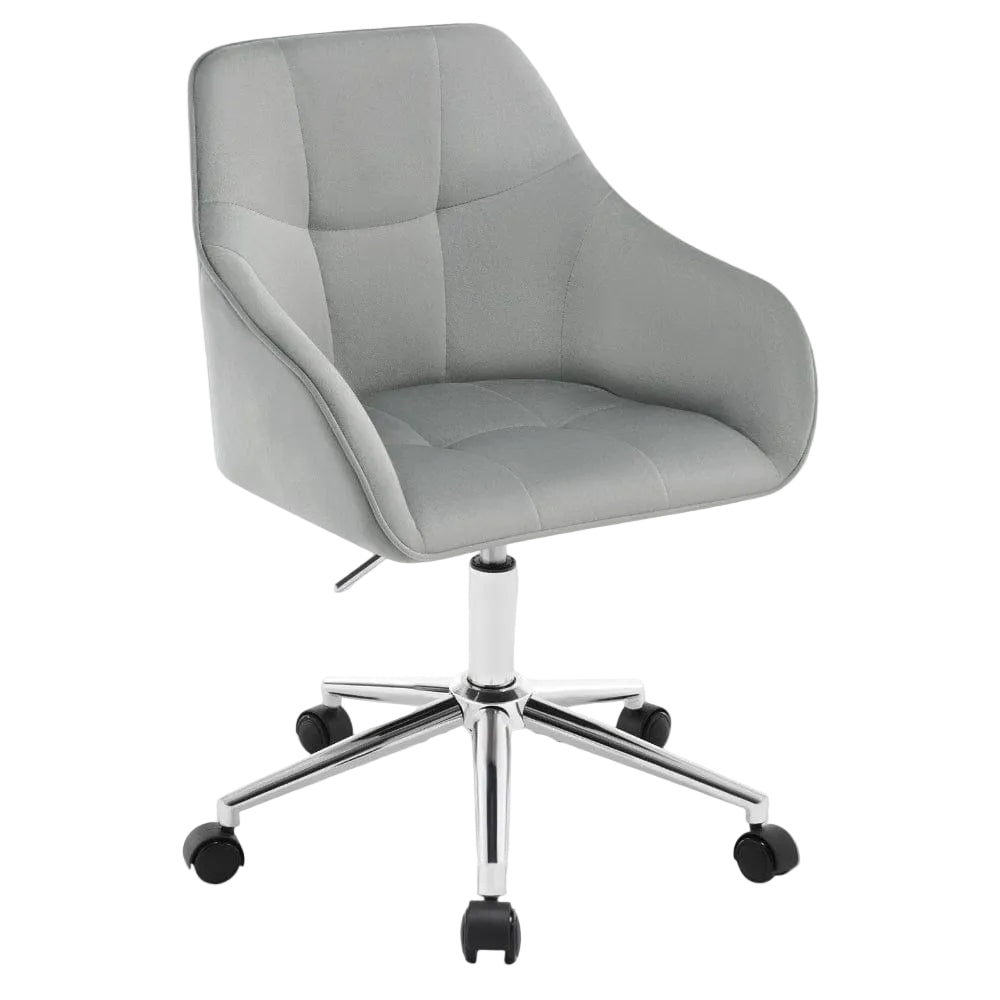 Fauteuil de bureau en velours gris clair avec piétement en métal chromé brillant.