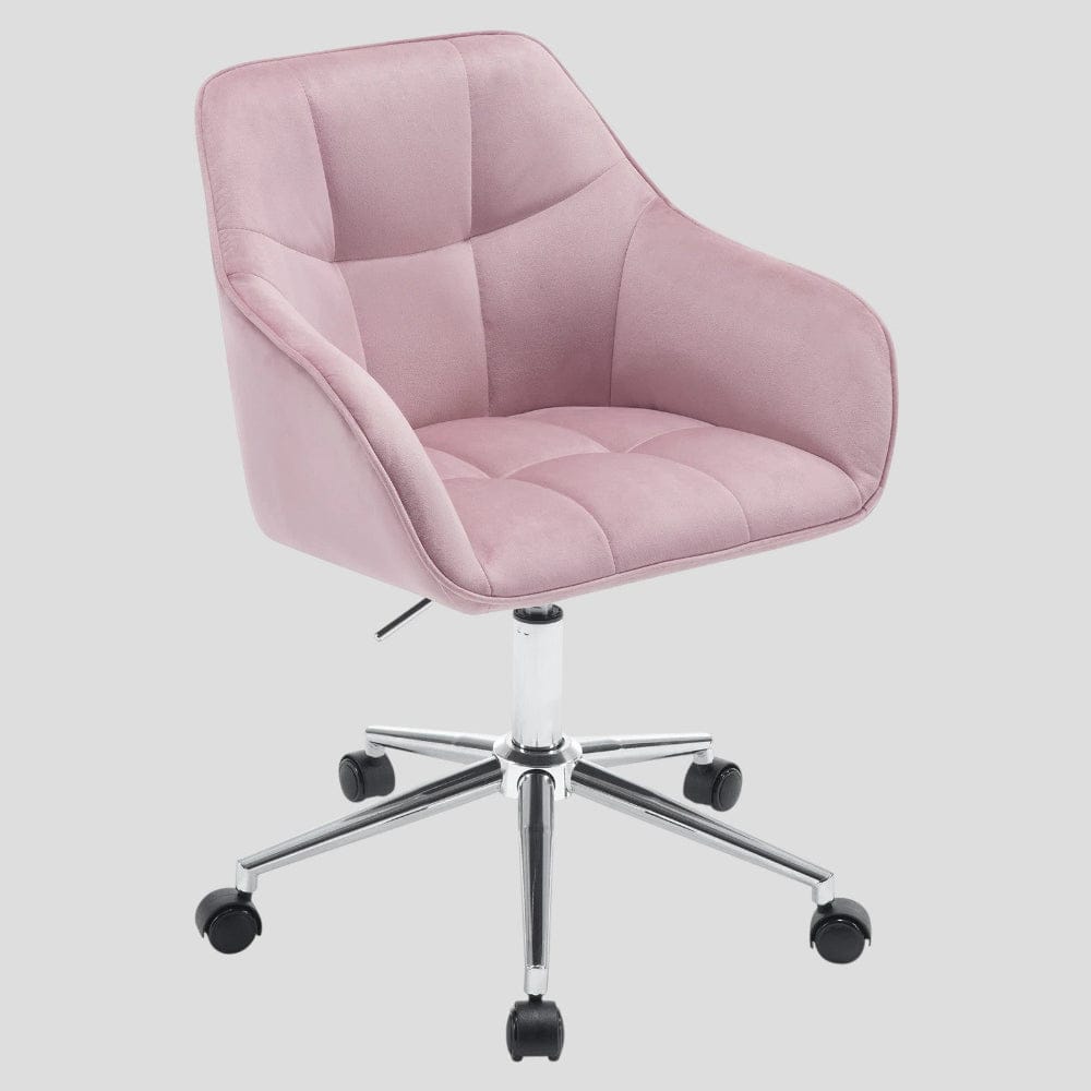 Chaise de bureau design en velours rose poudré avec dossier capitonné et roulettes.