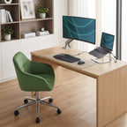 Chaise de bureau pivotante en velours vert avec accoudoirs dans un espace de travail moderne.
