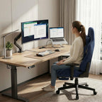 Utilisatrice assise en position droite et ergonomique sur le fauteuil de bureau bleu, travaillant face à son ordinateur sur un bureau assis-debout.