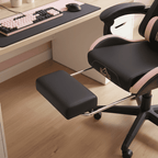 Focus sur le repose-pieds rétractable rembourré et la base robuste de la chaise gaming ergonomique.