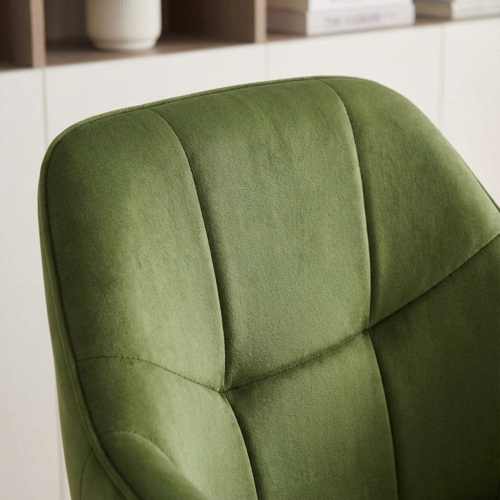 Gros plan sur le dossier capitonné et rembourré de la chaise de bureau en velours vert.