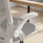 Gros plan sur l'accoudoir rembourré et relevable d'une chaise de bureau grise et blanche.