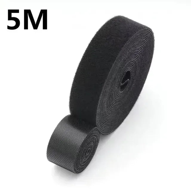 Enrouleur de câbles Roll Nexus de 5 mètres en nylon haute densité noir pour le management de flux sous bureau.