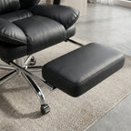 Fauteuil de bureau de direction en similicuir blanc, vue frontale. Design ergonomique avec haut dossier rembourré, appui-tête intégré, accoudoirs rembourrés et repose-pieds rétractable visible sous l'assise.