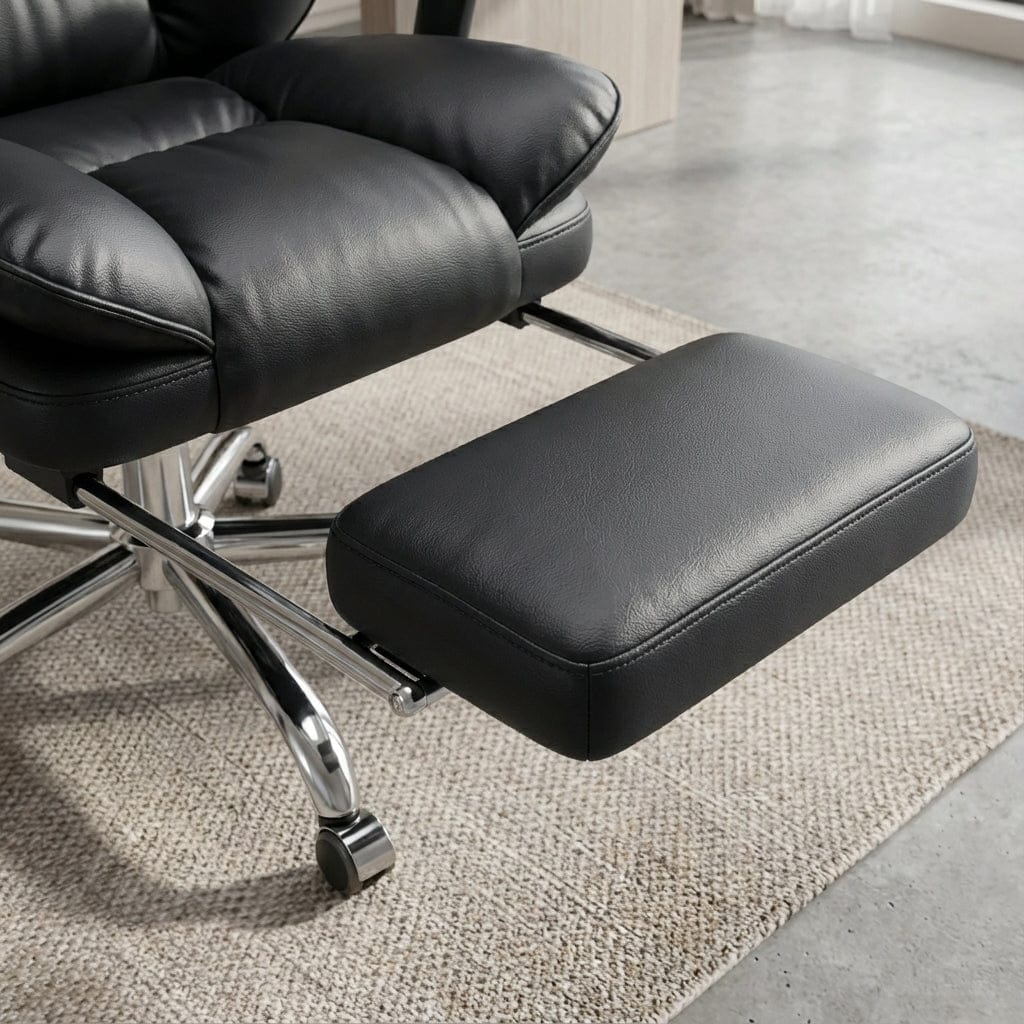 Fauteuil de bureau de direction en similicuir blanc, vue frontale. Design ergonomique avec haut dossier rembourré, appui-tête intégré, accoudoirs rembourrés et repose-pieds rétractable visible sous l'assise.