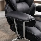 Gros plan sur l'accoudoir rembourré en similicuir noir du fauteuil de bureau, soutenu par deux tubes en métal chromé brillant, illustrant le confort du support des bras.