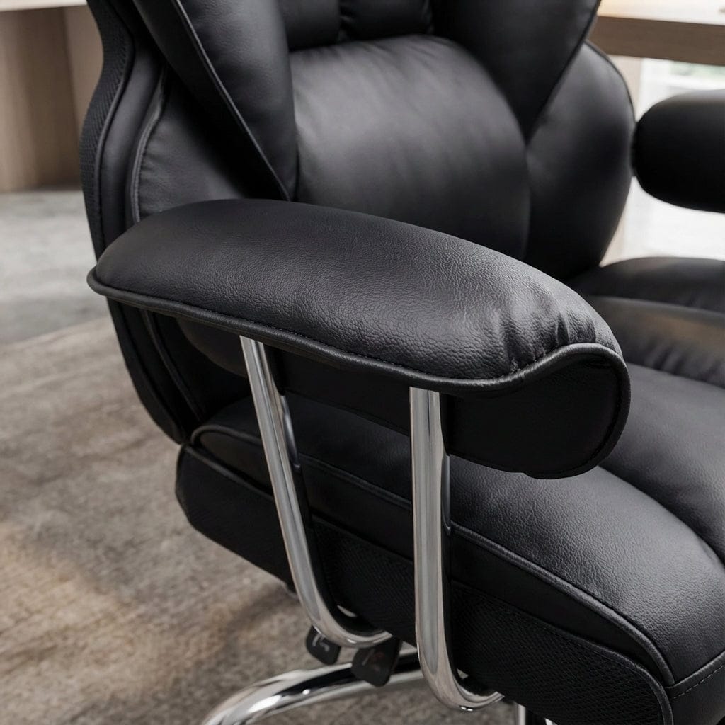 Gros plan sur l'accoudoir rembourré en similicuir noir du fauteuil de bureau, soutenu par deux tubes en métal chromé brillant, illustrant le confort du support des bras.