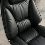 Gros plan sur le dossier et l'assise du fauteuil de bureau de direction noir en similicuir, mettant en valeur le rembourrage épais, les coussins de soutien lombaire latéraux et le haut dossier.