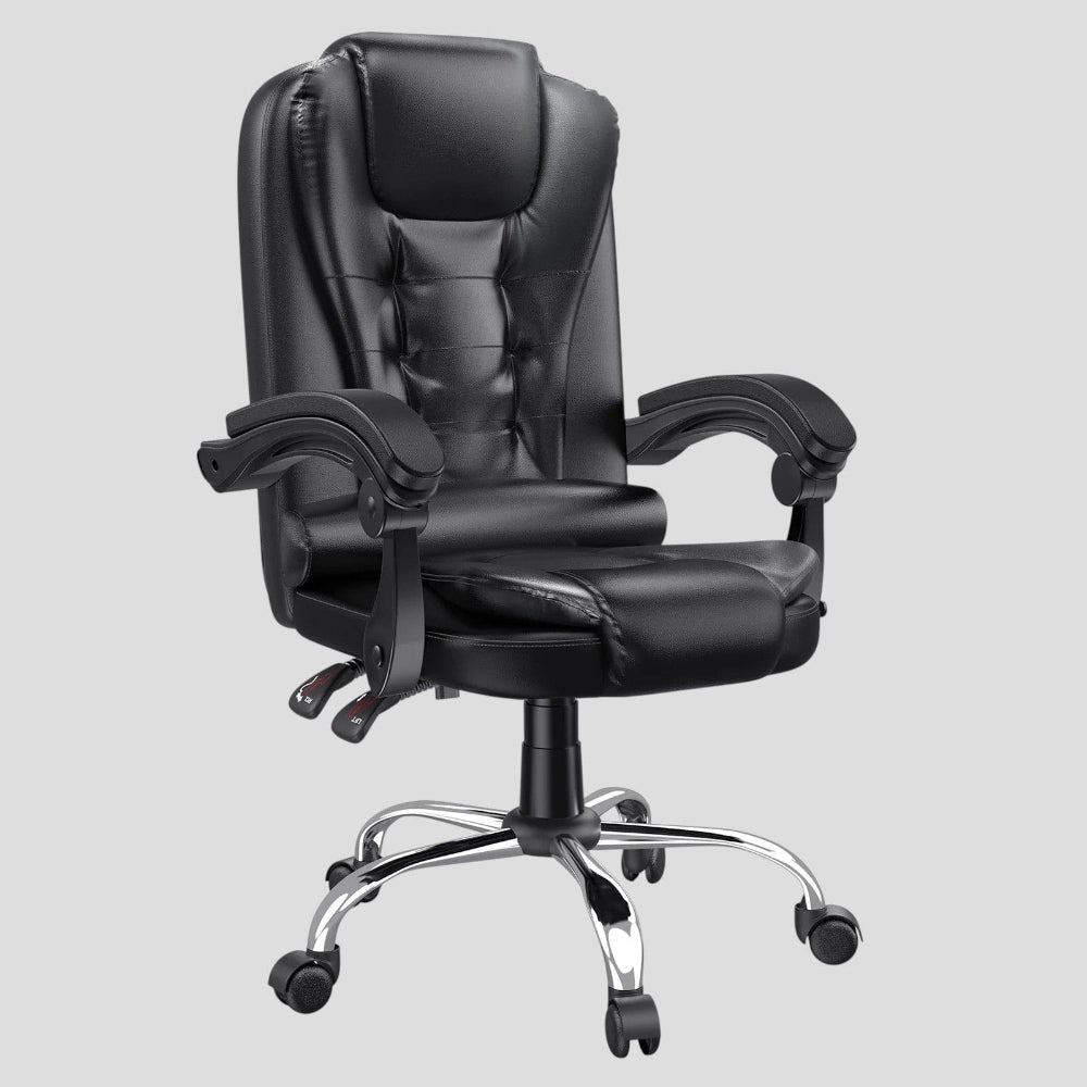 Fauteuil de bureau de direction noir en similicuir (ou PU) avec dossier haut, accoudoirs réglables, rembourrage matelassé et base pivotante à 5 branches en métal chromé. Les leviers de réglage d'inclinaison et de hauteur sont visibles.