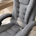 Fauteuil de bureau ergonomique en tissu maillé gris, rembourré et matelassé, avec soutien lombaire intégré et accoudoirs, placé devant un bureau en bois clair.