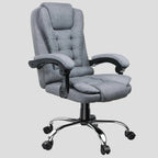 Fauteuil de bureau ergonomique gris en tissu matelassé, avec dossier haut, appui-tête rembourré, soutien lombaire intégré et base en métal chromé sur roulettes. Vue produit isolée.