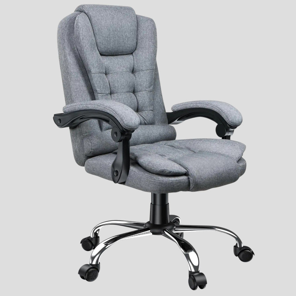 Fauteuil de bureau ergonomique gris en tissu matelassé, avec dossier haut, appui-tête rembourré, soutien lombaire intégré et base en métal chromé sur roulettes. Vue produit isolée.