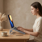 Femme travaillant avec une posture droite grâce au support ergonomique incliné dans un bureau au style Japandi.