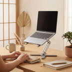 Jeune femme travaillant avec une posture droite idéale, tapant sur un clavier devant son ordinateur surélevé par le support Bureau Cosy.