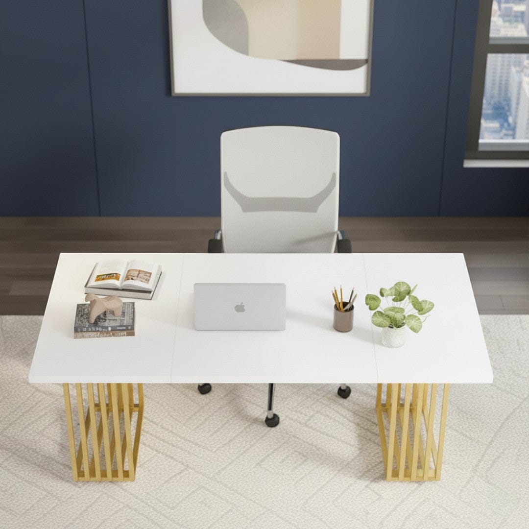 Vue de dessus de la surface de travail spacieuse du bureau professionnel 180x79 cm accueillant ordinateur et accessoires.