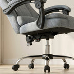 Gros plan d'une chaise de bureau ergonomique en tissu gris avec mécanisme de réglage de la hauteur et de l'inclinaison, base chromée robuste sur roulettes, vue sur les manettes de contrôle sous l'assise.