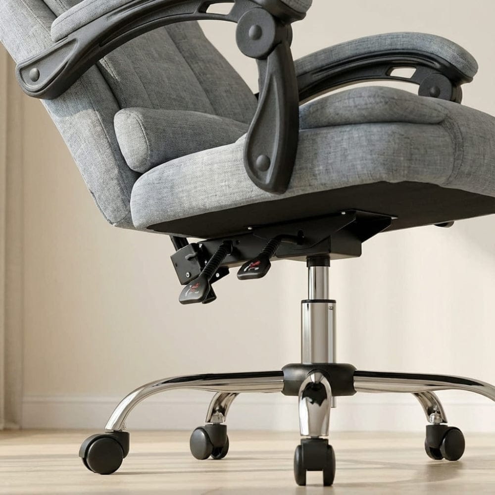 Gros plan d'une chaise de bureau ergonomique en tissu gris avec mécanisme de réglage de la hauteur et de l'inclinaison, base chromée robuste sur roulettes, vue sur les manettes de contrôle sous l'assise.
