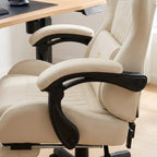 Détail des accoudoirs noirs rembourrés et réglables de la chaise gaming GTPLAYER en cuir blanc crème.