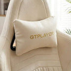 Gros plan sur le coussin d'appui-tête ajustable de la chaise GTPLAYER, avec broderie du logo en couleur or.
