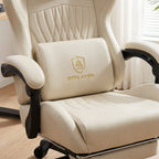 Gros plan sur le coussin de soutien lombaire GTPLAYER couleur crème avec logo ACE brodé en or.