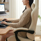 Gros plan sur une femme utilisant la chaise GTPLAYER ergonomique, mettant en évidence la posture droite du dos et l'appui-tête.