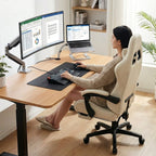 Jeune femme utilisant la chaise GTPLAYER ergonomique blanche au bureau, montrant une posture de travail correcte devant deux écrans.