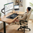 Femme utilisant la chaise GTPLAYER ergonomique avec repose-pieds légèrement sorti pour le confort lors de l'utilisation de l'ordinateur portable au bureau.