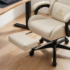 Gros plan sur le repose-pieds escamotable de la chaise gaming GTPLAYER blanche, vue du bas vers l'avant.