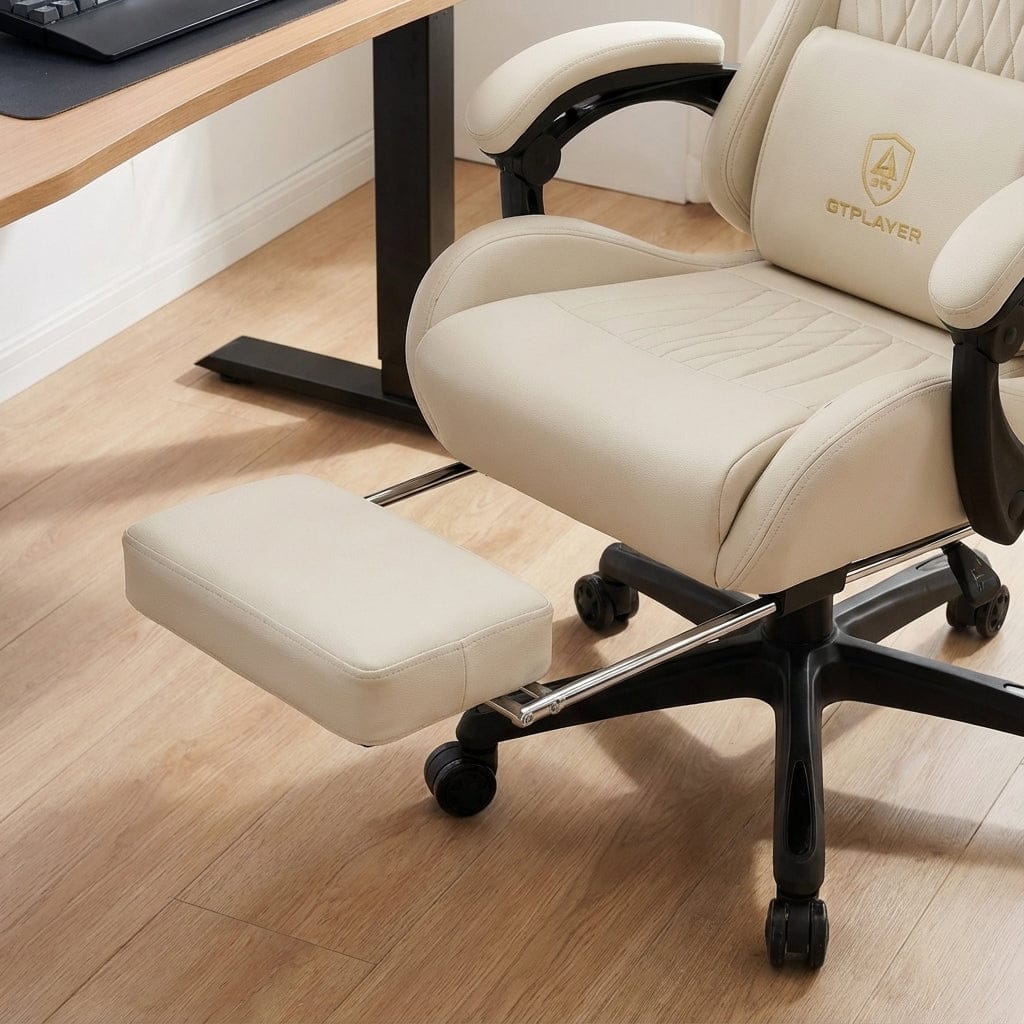 Gros plan sur le repose-pieds escamotable de la chaise gaming GTPLAYER blanche, vue du bas vers l'avant.