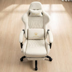 Vue de dessus de la chaise gaming GTPLAYER ergonomique en cuir blanc crème posée sur un sol en parquet, avec coussins d'appui-tête et lombaire.