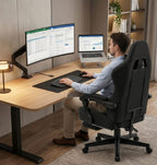 Vue de dos d'un homme utilisant la chaise ergonomique GTPLAYER devant un double écran.