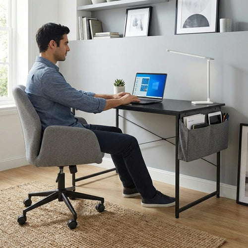 Homme utilisant le bureau bois MDF compact pour le télétravail, illustrant l'ergonomie et le confort du poste de travail.