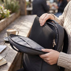 Housse fine ordinateur NeoSkin glissée facilement dans un sac à dos ordi, protection nomade ergonomique idéale.