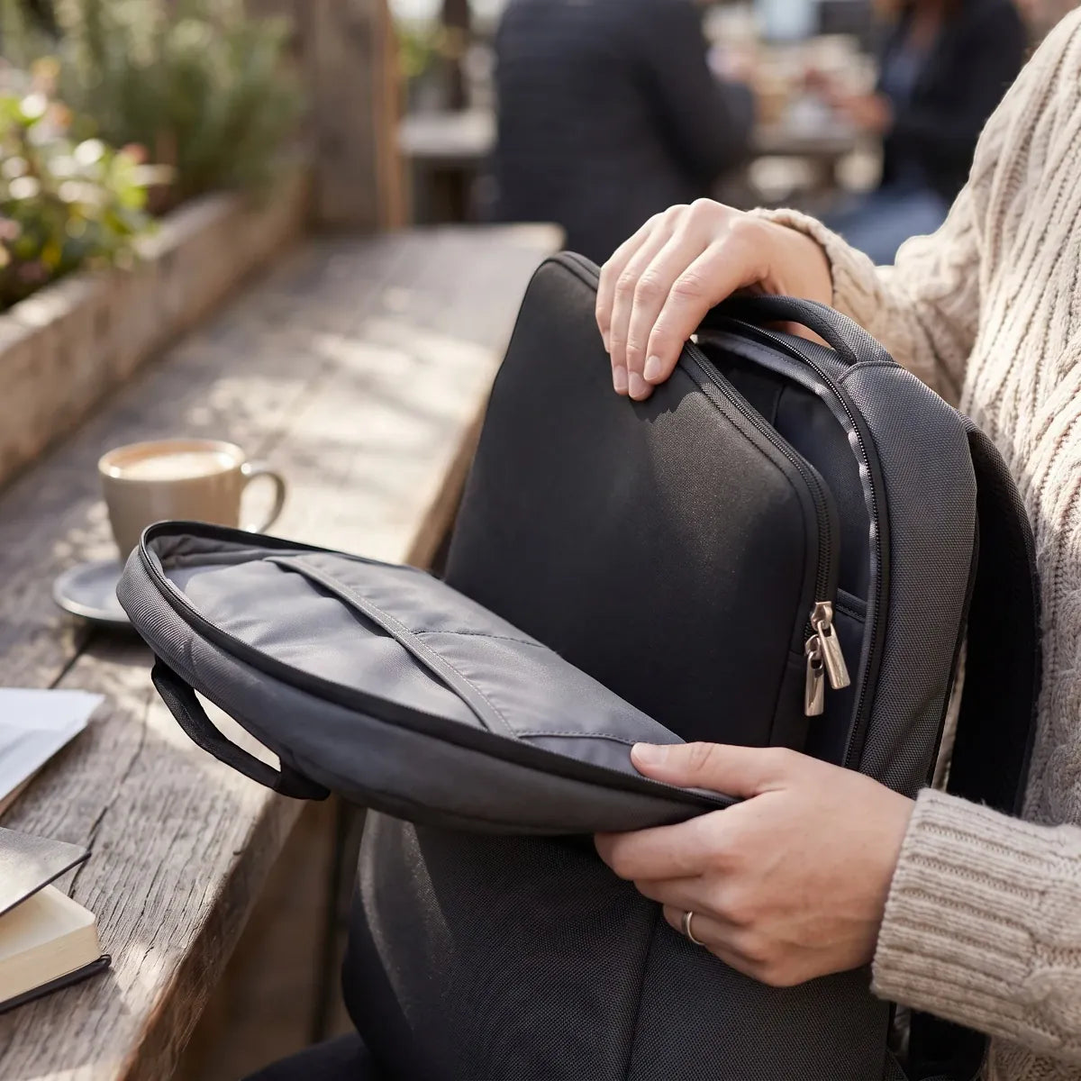 Housse fine ordinateur NeoSkin glissée facilement dans un sac à dos ordi, protection nomade ergonomique idéale.