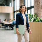 Femme d'affaires portant la housse ordinateur portable Aero vert sauge dans un espace de coworking