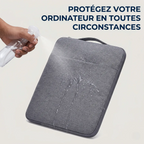 Étui ordinateur portable Denim Nomad hydrophobe testé sous pulvérisation d'eau.