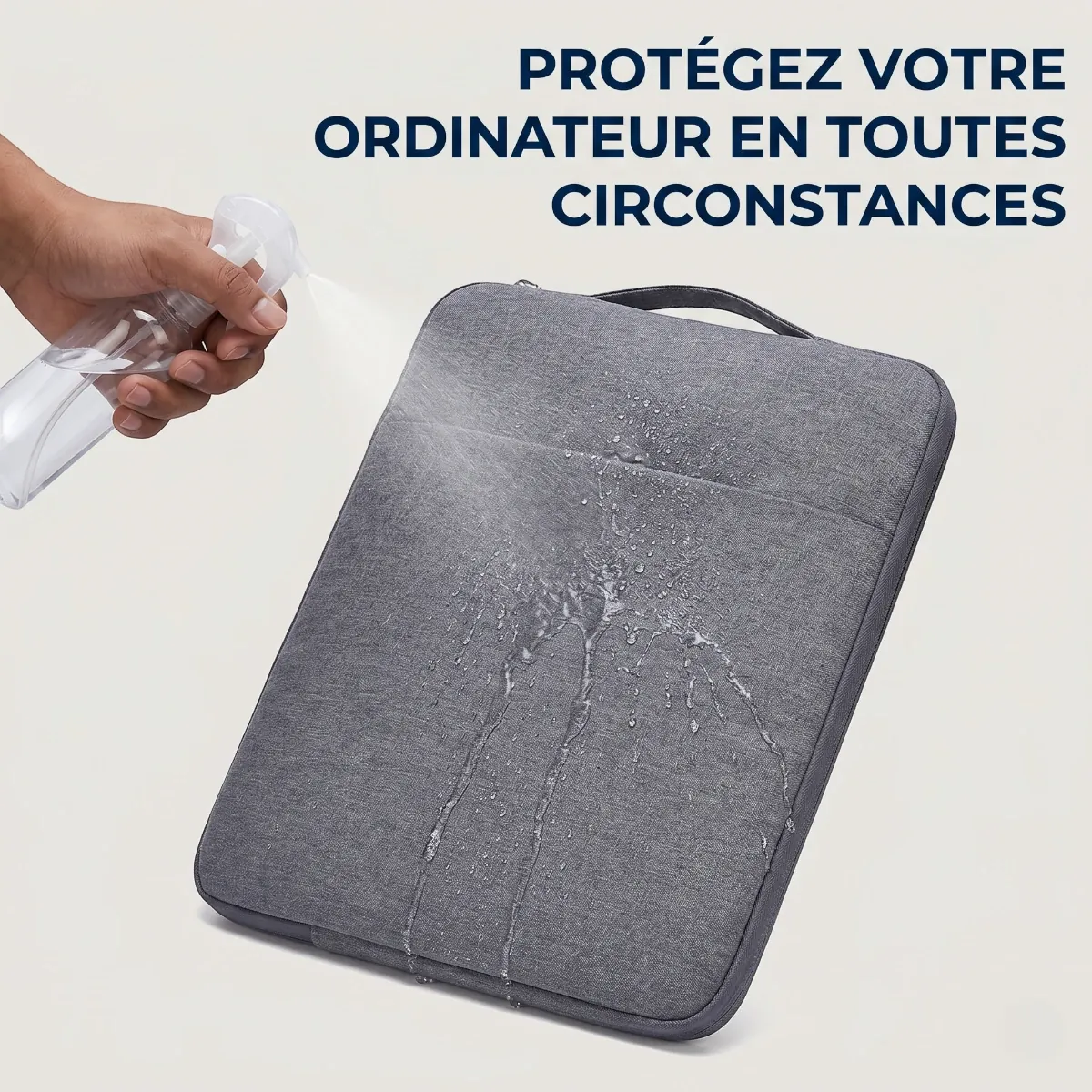 Étui ordinateur portable Denim Nomad hydrophobe testé sous pulvérisation d'eau.